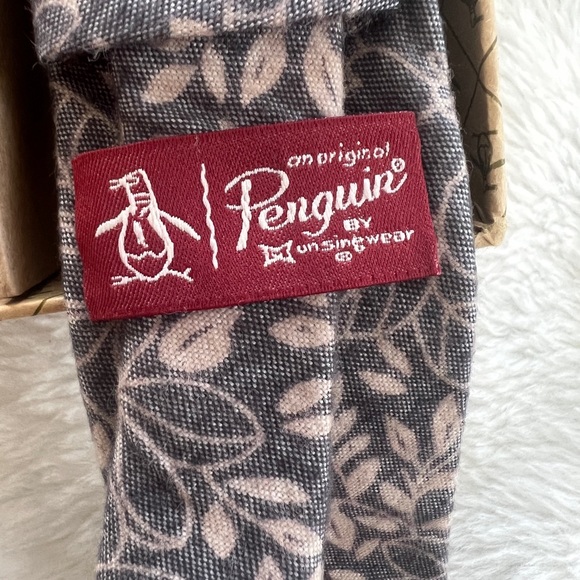 Penguin necktie, pocket square and label pin Cadet color. An original Penguin - Picture 6 of 10